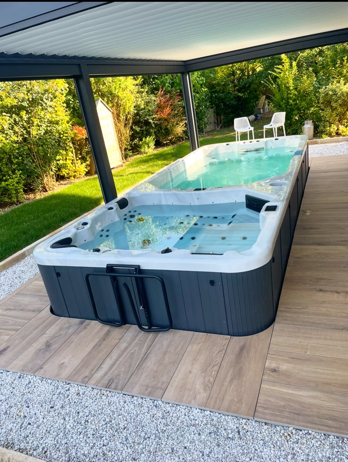 Spa de nage bi-zone sous pergola bioclimatique