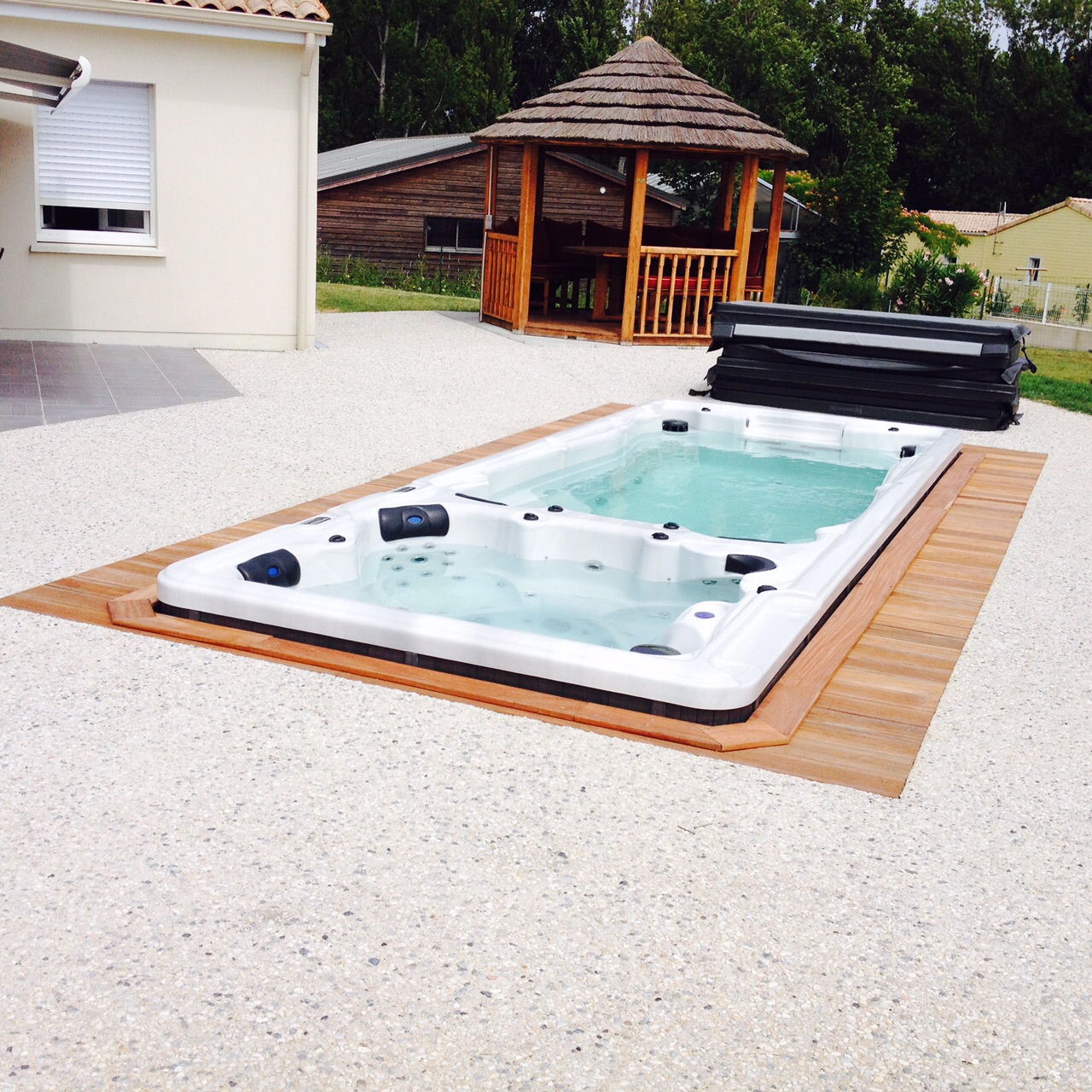 Spa de nage encastré dans une terrasse