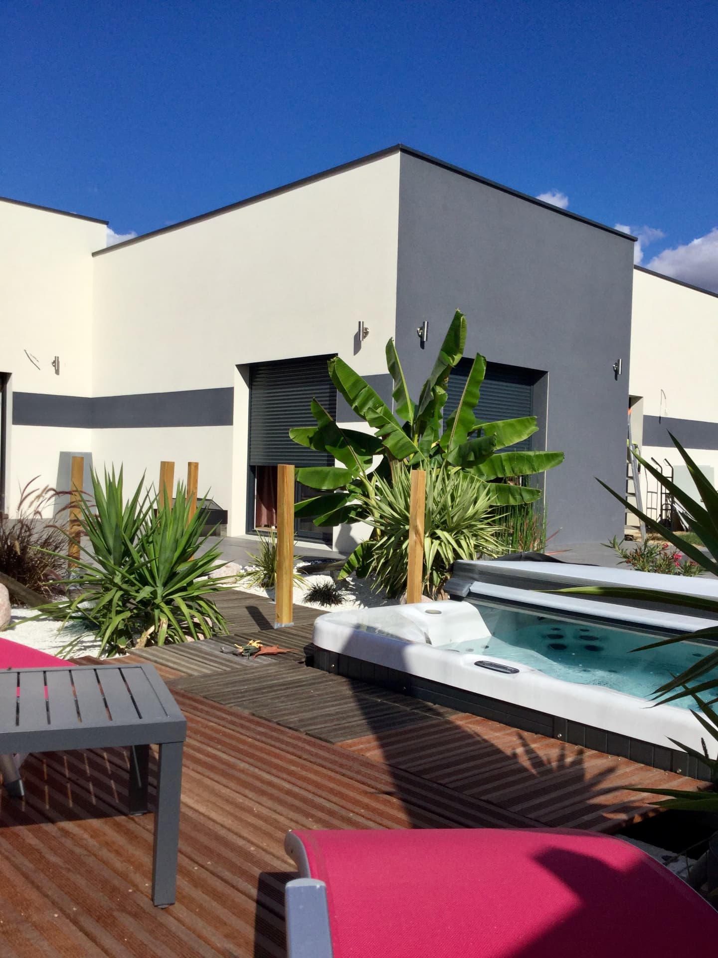 Spa de nage encastré — Jardin contemporain